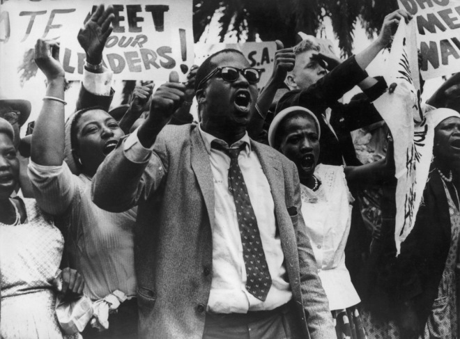 Une manifestation contre l'apartheid. Afrique du Sud, années 60.  Source: www.huffingtonpost.com
